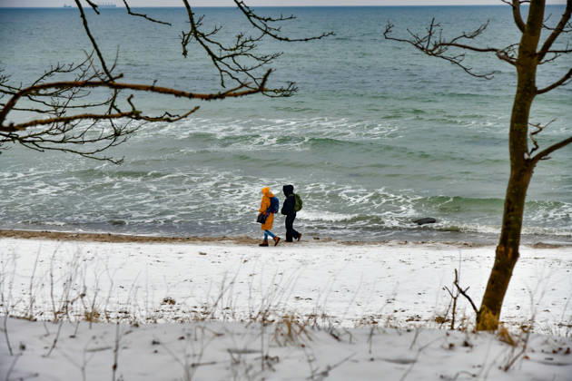 Ostsee im Winter Menschen spazieren am 7.2.26 über den winterlichen Ostseestrand an der Wilhelmshöhe bei Warnemünde. Warnemünde Mecklenburg Vorpommern Deutschland _JK15341