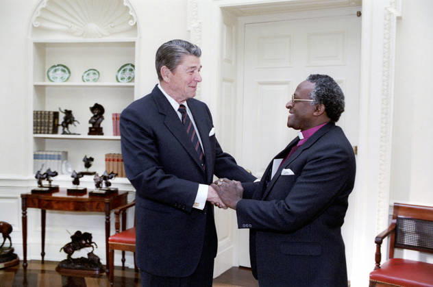 U.S. President Ronald Reagan meeting with Bishop Desmond Tutu of Anglican Church of South Africa, White House Oval Office, Washington, D.C., USA, President Ronald Reagan White House Photographic Office, December 7, 1984  Copyright: xCircaxImagesx ghi-circa14067