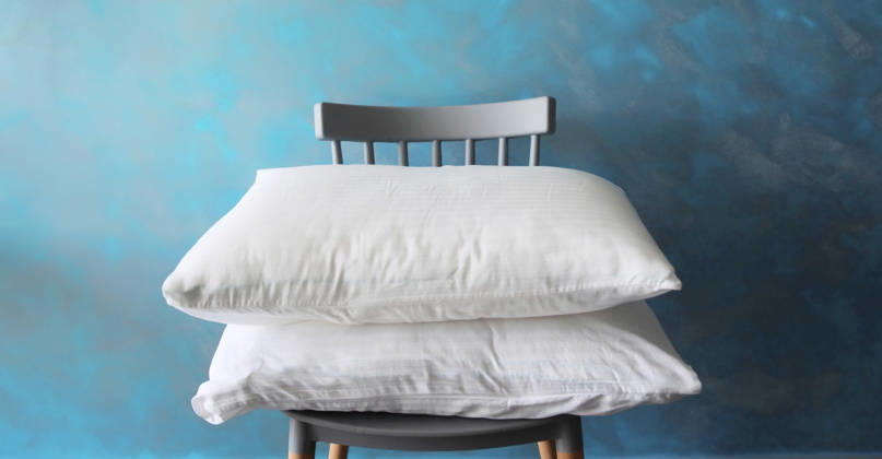 Gesunder Schlaf, ein Stapel gefalteter weißer Kissen auf dem Stuhl zu Hause Healthy sleep, domestic interior, pile of folded white pillows on the chair at home (License=RF) ,model released, Symbolfoto Copyright: xZoonar.com VeronikaxKornevax 24623570 ,model released, Symbolfoto ,property released