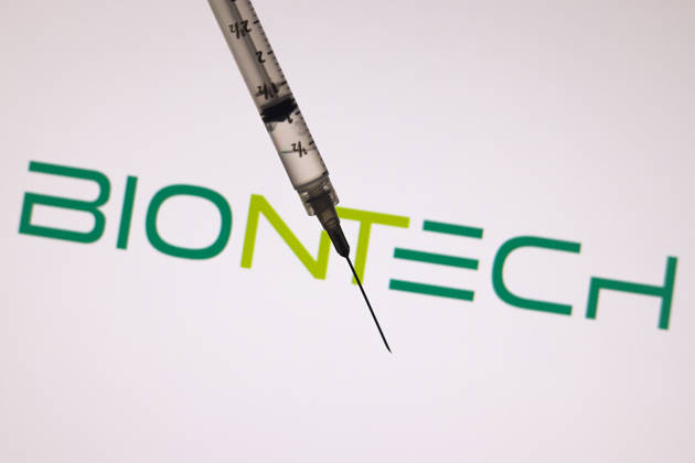Das BioNTech-Logo erscheint auf dem Bildschirm mit einer medizinischen Spritze in dieser Fotoillustration in Ontario, Kanada, am 3. Februar 2026. The BioNTech logo appears on the screen with a medical syringe in this photo illustration in Ontario, Canada, on February 3, 2026 (License=RM) Copyright: xZoonar.com RafaelxHenriquexdaxSilvax 24626605