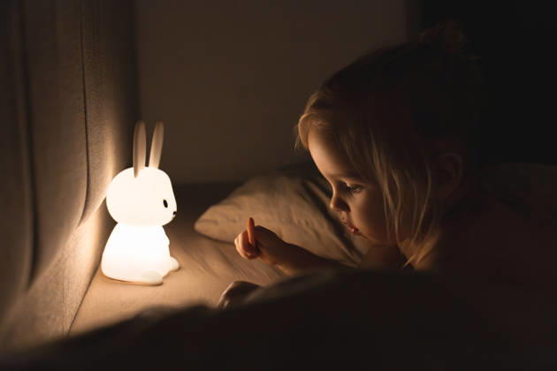 girl on a bed, playing with glowing rabbit-shaped lamp Antalya, Antalya, Türkiye CR_BMEE260206-1961327-01 ,model released, Symbolfoto
