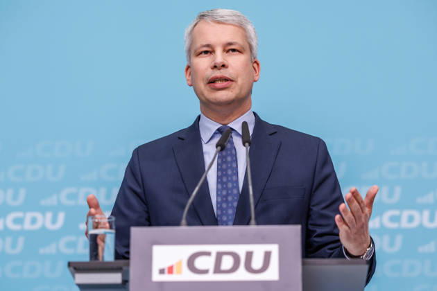 Pressekonferenz mit dem Generalsekretär der CDU Deutschlands, Dr. Carsten Linnemann MdB und dem Ersten Parlamentarischen Geschäftsführer der CDU CSU-Bundestagsfraktion, Steffen Bilger MdB am 09.02.2026 in Berlin. Pressekonferenz mit dem Generalsekretär der CDU Deutschlands, Dr. Carsten Linnemann MdB und dem Ersten Parlamentarischen Geschäftsführer der CDU CSU-Bundestagsfraktion, Steffen Bilger MdB am 09.02.2026 in Berlin. Steffen Bilger spricht zu den Anwesenden. Berlin Berlin Deutschland CDU-Bundesgeschäftsstelle (Konrad-Adenauer-Haus)