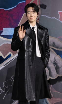 S. Korean actor Lee Jun-hyuk S. Korean actor Lee Jun-hyuk South Korean actor Lee Jun-hyuk, who stars in the drama The Art of Sarah, an original series by Netflix, poses for a photo during a publicity event in Seoul on Feb. 10, 2026. The eight-episode series will be released worldwide on Feb. 13. (Yonhap) 2026-02-10 15:24:33 < 1980-2026 YONHAPNEWS AGENCY. .> ¼¿ïƯº°½Ã EDITORIAL USE ONLY Copyright: xx PYH2026021012400034400 YonhapxNewsx yonphotos249594