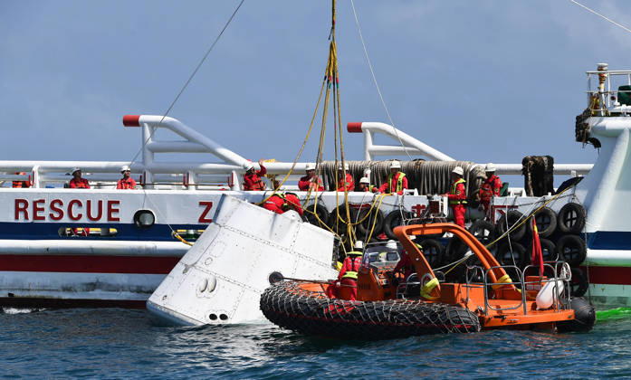 (260211) -- WENCHANG, Feb. 11, 2026 -- A rescue ship lifts the return capsule of China s new-generation Mengzhou crewed spaceship, Feb. 11, 2026. A low-altitude demonstration and verification flight test for the Long March-10 carrier rocket and a maximum dynamic pressure abort flight test for the new-generation crewed spaceship system Mengzhou are successfully conducted at the Wenchang Spacecraft Launch Site in south China s Hainan Province on Wednesday. ) (EyesOnSci) CHINA-HAINAN-WENCHANG-LONG MARCH-10 CARRIER ROCKET-MENGZHOU SPACESHIP-FLIGHT TESTS (CN) YangxGuanyu 