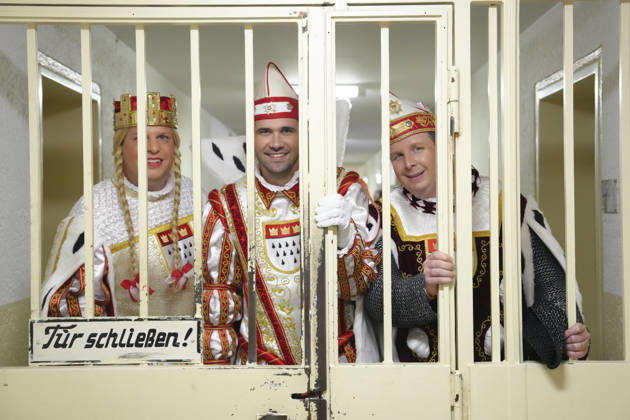 Koelner Karneval, Maedchen Sitzung in der Justizvollzugsanstalt Koeln Ossendorf Das Koelner Dreigestin um Prinz Niklas I. Bauer Clemens und Jungfrau Aenne hinter Gitter bei der traditionellen Maedchen Sitzung mit Insassinnen und Haeftlingen in der Justizvollzugsanstalt (JVA) Koeln-Ossendorf, Koeln, 11.02.2026 Koeln NRW Deutschland