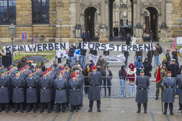 Öffentlichen Appell der Offizierschule des Heeres auf dem Theaterplatz. Vor der Semperoper verabschiedet die Bundeswehr rund 700 junge Offizierinnen und Offiziere, die nach viereinhalb Monaten intensiver Ausbildung den nächsten Schritt auf ihrem Weg zu militärischen Führungskräften gehen. Mit militärischem Zeremoniell, feierlicher Musik des Luftwaffenmusikkorps Erfurt und einem Ehrengast der ersten Vizepräsidentin des Sächsischen Landtages Ines Saborowski. Protestbanner ausserhalb der Veranstaltung. Dresden Sachsen Deutschland