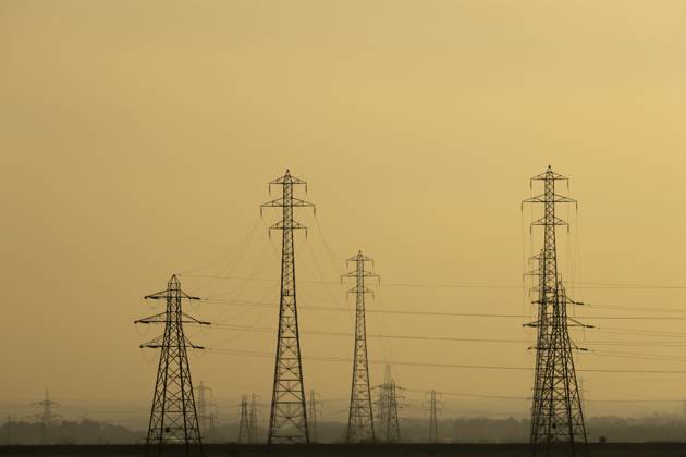 Silhouette von Strommasten und Stromleitungen bei Sonnenuntergang, England, Großbritannien Electricity pylons and power lines silhouette at sunset, England, United Kingdom Copyright: imageBROKER KevinxSawford ibxksa16552492.jpg