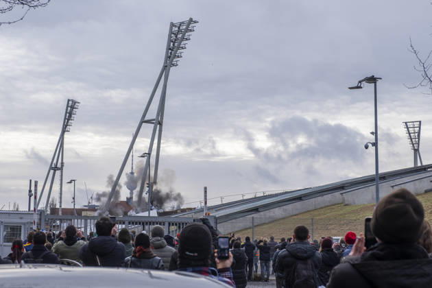 Sprengung Flutlichtmasten Cantian Stadion Deutschland, Berlin, 12.02.2026, Sprengung Lichtmasten Stadion Friedrich-Ludwig-Jahn-Sportpark, Â