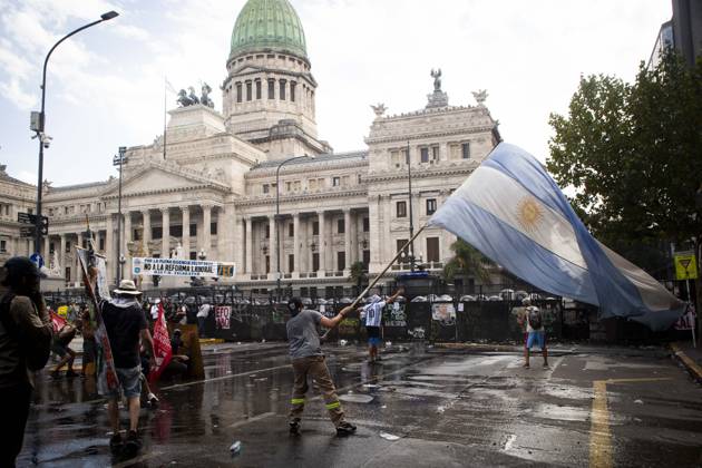 February 11, 2026, Buenos Aires, Buenos Aires, Argentina: Hundreds of people remained gathered around the National Congress protesting the labor reform vote taking place inside the Senate. Buenos Aires Argentina - ZUMAs358 20260211_znp_s358_004 Copyright: xSilvanaxSafenreiterx