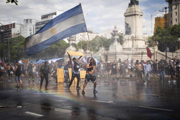 February 11, 2026, Buenos Aires, Buenos Aires, Argentina: Hundreds of people remained gathered around the National Congress protesting the labor reform vote taking place inside the Senate. Buenos Aires Argentina - ZUMAs358 20260211_znp_s358_005 Copyright: xSilvanaxSafenreiterx