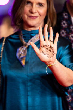 Berlin Berlinale, 76. internationale Filmfestspiele Berlin 2026 Katrin Goering-Eckardt mit Message auf der Hand Remembrance is not a violation Eroeffnungsfeier Berlinale Palast, Roter Teppich Berlinale, 76. internationale Filmfestspiele Berlin 2026 -Pressefoto Roger Buerke Copyright: xEibner-Pressefoto RogerxBuerkex EP_RBE