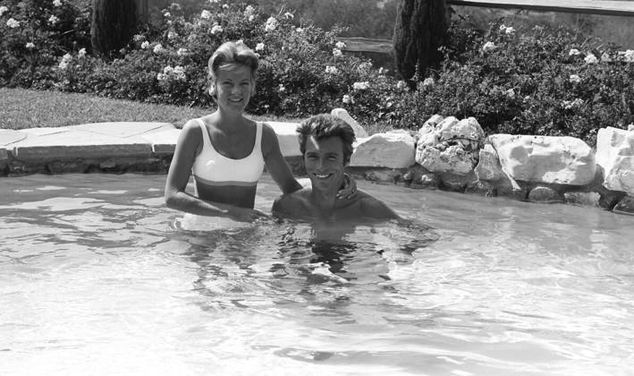 RECORD DATE NOT STATED Clint Eastwood and wife Maggie Johnson at home 1961 EDITORIAL USE ONLY  Copyright: xMichaelxLevinx
