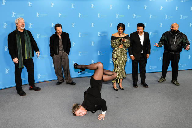 Berlin Berlinale, 76. internationale Filmfestspiele Berlin 2026 Photo Call Fun shoot GOOD LUCK, HAVE FUN, DON™T DIE Gore Verbinski (Regisseur Director) Sam Rockwell (Schauspieler Actor) Zazie Beetz (Schaupielerin Actor) Haley Lu Richardson (Schaupielerin Actor) on the floor Michael Pena (Schauspieler Actor) Asim Chaudhry (Schauspieler Actor) Berlinale, 76. internationale Filmfestspiele Berlin 2026, 13.02.2026 -Pressefoto Roger Buerke Copyright: xEibner-Pressefoto RogerxBuerkex EP_RBE