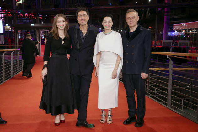 Leyla Smyrna Cabas, Ilker Catak, Özgü Namal und Tansu Bicer bei der Premiere des Kinofilms Gelbe Briefe Yellow Letters auf der Berlinale 2026 76. Internationale Filmfestspiele Berlin im Berlinale Palast. Berlin, 13.02.2026