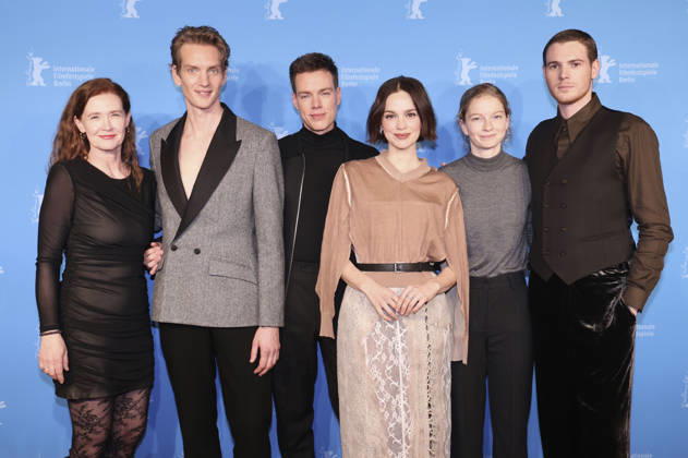 Julika Jenkins, Paul Boche, Kai Stänicke, Emilia Schüle, Stephanie Amarell und Philip Froissant beim Photocall zum Kinofilm Der Heimatlose Trial of Hein auf der Berlinale 2026 76. Internationale Filmfestspiele Berlin im Hotel Grand Hyatt. Berlin, 13.02.2026
