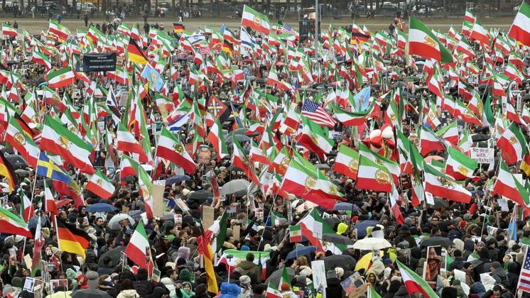 News Bilder des Tages Massive protest held against the Iranian government in Munich MUNICH, GERMANY - FEBRUARY 14: Protesters gather, waving Iranian flags and chanting slogans in support of the Iranian people, as global leaders assembled in the city for the annual Munich Security Conference in Munich, Germany, on February 14, 2026. The demonstration coincided with the presence of senior political leaders and delegates attending the conference, highlighting its symbolic timing as tight security remained in place for the international summit. Mouneb Taim Anadolu Munich Germany. Editorial use only. Please get in touch for any other usage.  Copyright: x2026xAnadoluxMounebxTaimx