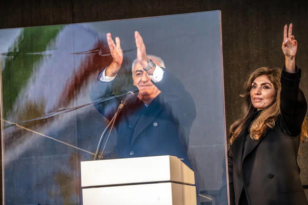 News Bilder des Tages Reza Pahlavi, Schah-Sohn, Hauptredner bei der Großdemonstration gegen die Regierung im Iran, mit Ehefrau Yasmine, 250.000 Teilnehmer bei Kundgebung auf der Theresienwiese, München, 14. Februar 2026 Deutschland, München, 14. Februar 2026, Reza Pahlavi, Sohn des 1979 gestürzten Schahs, mit Ehefrau Yasmine, Rede hinter schusssicherer Glaswand, in der sich eine iranische Flagge der Demonstranten spiegeln, Hauptredner bei der Großdemonstration gegen die Regierung im Iran, 250..000 Teilnehmer haben sich ab 13 Uhr unter der Bavaria versammelt, Veranstalter ist der Exil-iranische Verein The Munich Circle, Demo gegen die Führung in Teheran, internationale Solidarität mit dem iranischen Volk, Unterstützung während der Münchner Sicherheits