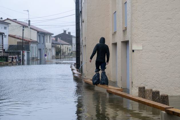 News Bilder des Tages Flooding of the Charente river PHOTOPQR SUD OUEST XAVIER LEOTY La Rochelle La Rochelle 15 02 2026 ILLUSTRATION INONDATION Firefighters evacuate residents from rue de Taillbourg during the flooding of the Charente river Saintes, 15 02 2026 PHOTO XAVIER LEOTY the flooding of the Charente river on February 15, 2026 Local Caption La Rochelle La Rochelle CHARENTE MARITIME France  Copyright: xPHOTOPQR SUDxOUEST MAXPPPxXAVIERxLEOTYx 20260215SDO9290 20260215SDO9290