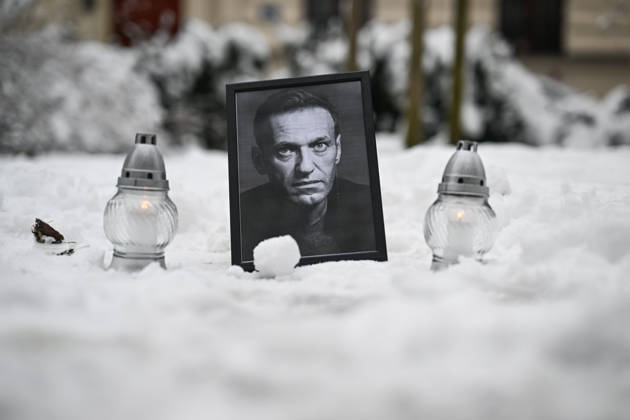 News Bilder des Tages 2nd anniversary of Alexei Navalny s death in Krakow KRAKOW, POLAND - FEBRUARY 15 : Supporters of the late Russian opposition leader, Alexei Navalny pay their respects during the 2nd anniversary of Navalny s death in front of the former Russian consulate on February 15, 2026 in Krakow, Poland. Five European countries – the United Kingdom, France, Germany, Sweden and the Netherlands have accused Russia of poisoning and killing opposition leader Alexey Navalny with dart frog poison. Omar Marques Anadolu Krakow Poland. Editorial use only. Please get in touch for any other usage.  Copyright: x2026xAnadoluxOmarxMarquesx