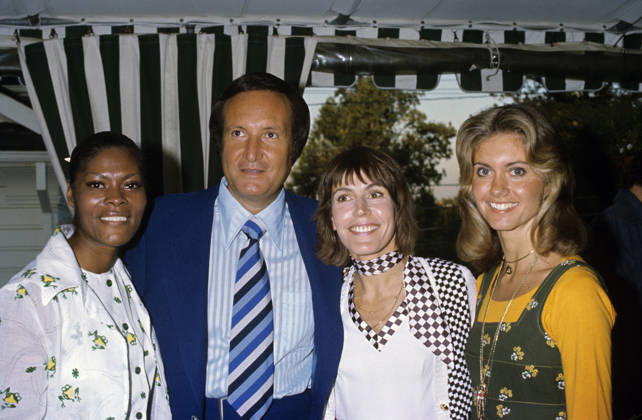 RECORD DATE NOT STATED Dionne Warwick, Clive Davis, Helen Reddy and Olivia Newton-John circa 1970s EDITORIAL USE ONLY  Copyright: xGaryxLewisx