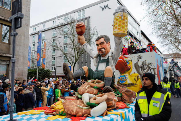 Rosenmontagsumzug in Mainz am 16.02.2026 MCV Motivwagen 5. Worscht gegen Wokeness: Sein Fresskanal ist populär, auch wenn™s Zusehen fällt schwer. Egal ob Worscht ob Schnitzel, Döner, durch Fett und Fleisch wird™s nochmal schöner. soederisst polarisiert, schmerzfrei, sabbernd, ungeniert! Markus Söder, CSU, Food Reels, Food Influencer. Impressionen vom Rosenmontagsumzug in der Mainzer Innenstadt, Aktuelles Zeitgeschehen: Rheinland-Pfalz, Rosenmontagszug in Mainz am Mainz Innenstadt Rheinland-Pfalz Deutschland Copyright: xStephanxHahnex