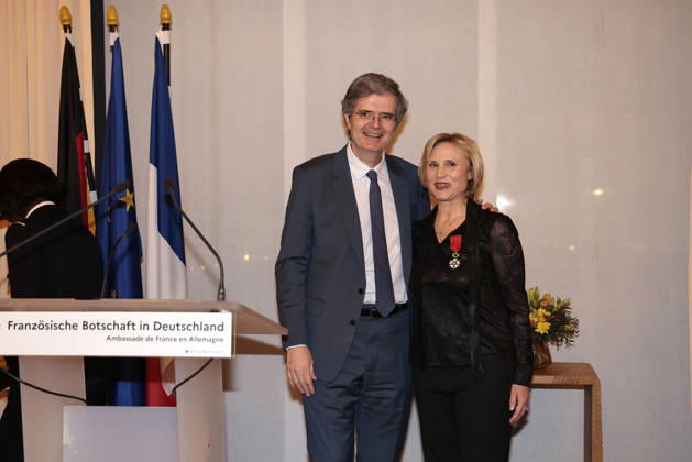 Francois Delattre, der franzoesische Botschafter und die Preistraegerin Daniela Elstner (Unifrance-Geschaeftsfuehrerin) bei der Verleihung vom Ritterorden fuer Kunst und Literatur im Rahmen der Berlinale Soiree Francaise du Cinema in der Franzoesischen Botschaft am 16.02.2026 in Berlin Berlinale Soiree Francaise 2026- Verleihung vom Chevalier Orden