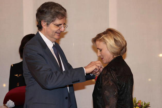 Francois Delattre, der franzoesische Botschafter und die Preistraegerin Daniela Elstner (Unifrance-Geschaeftsfuehrerin) bei der Verleihung vom Ritterorden fuer Kunst und Literatur im Rahmen der Berlinale Soiree Francaise du Cinema in der Franzoesischen Botschaft am 16.02.2026 in Berlin Berlinale Soiree Francaise 2026- Verleihung vom Chevalier Orden