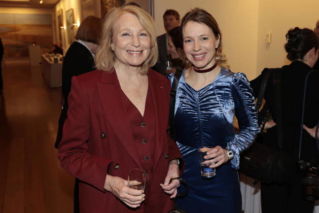 Maren Kroymann und Anna Brueggemann bei der Verleihung vom Ritterorden fuer Kunst und Literatur im Rahmen der Berlinale Soiree Francaise du Cinema in der Franzoesischen Botschaft am 16.02.2026 in Berlin Berlinale Soiree Francaise 2026- Verleihung vom Chevalier Orden
