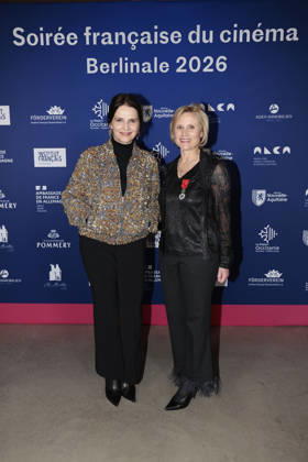 Juliette Binoche und Daniela Elstner (Unifrance-Geschaeftsfuehrerin) bei der Verleihung vom Ritterorden fuer Kunst und Literatur im Rahmen der Berlinale Soiree Francaise du Cinema in der Franzoesischen Botschaft am 16.02.2026 in Berlin Juliette Binoche beim Berlinale Soiree Francaise du Cinema in Berlin