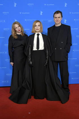 Birgit Minichmayr, Isabelle Huppert und Lars Eidinger bei der Premiere des Kinofilms Die Blutgräfin The Blood Countess bei der Premiere des Kinofilms auf der Berlinale 2026 76. Internationale Filmfestspiele Berlin im Zoo Palast. Berlin, 16.02.2026