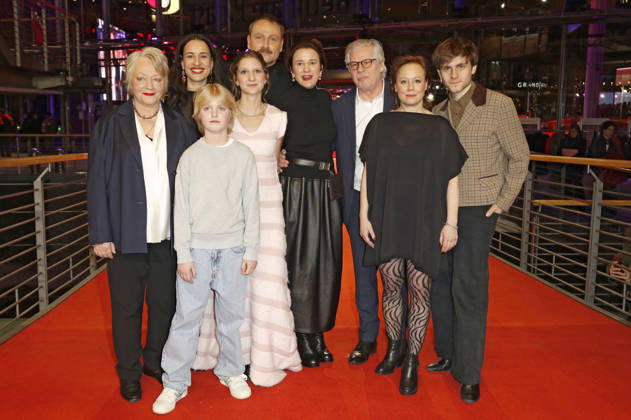 Rahel Ohm, Gina Henkel, Yvon Moltzen, Frida Hornemann, Max Riemelt, Eva Trobisch, Gast, Eva Löbau und Florian Geißelmann bei der Premiere des Kinofilms Etwas ganz Besonders Home Stories auf der Berlinale 2026 76. Internationale Filmfestspiele Berlin im Berlinale Palast. Berlin, 18.02.2026