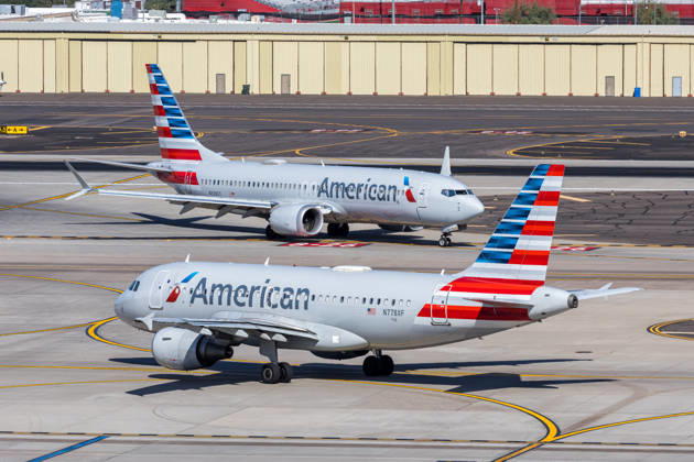 American Airlines Airbus A319 und Boeing 737-8 MAX Flugzeuge Flughafen Phoenix in den Vereinigten Staaten Phoenix, Vereinigte Staaten - 9. November 2025: Airbus A319 und Boeing 737-8 MAX Flugzeuge der American Airlines mit dem Kennzeichen N778XF auf dem Flughafen Phoenix, Vereinigte Staaten. (License=RM) Copyright: xZoonar.com MarkusxMainkax 24666774
