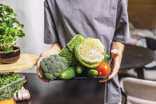 Teenager mit einer Schüssel frischem Gemüsesalat in der Küche, gesunder Lebensstil, Hausmannskost und Konzept für frische Lebensmittel teenage boy holding a bowl of fresh vegetable salad in kitchen, healthy lifestyle, home cooking and fresh food concept. (License=RF) ,model released, Symbolfoto Copyright: xZoonar.com LiudmylaxLazoryshynax 24662211 ,model released, Symbolfoto ,property released