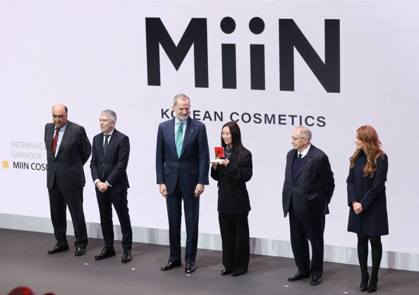 Felipe VI presides over the presentation of the 9th edition of the National SME of the Year Award I D The president of Santander Spain, Luis Isasi the Minister of the Interior, Fernando Grande Marlaska King Felipe VI the representative of the award-winning MIIN the president of the Spanish Chamber of Commerce, José Luis Bonet, and the CEO of PRISA Media, Pilar Gil, during the presentation of the 9th edition of the National SME of the Year Award, on February 19, 2026, in Madrid Spain The National SME of the Year Award is an award that recognizes the work of small and medium-sized Spanish companies and their initiatives in internationalization, innovation, digitization, training and employment, and sustainability 19 FEBRUARY 2026 Marta Ferná Copyright: xMartaxFernandezx 7305787