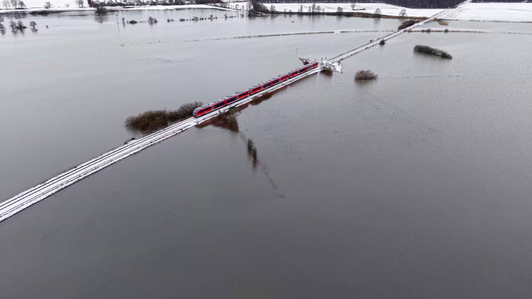 Hessen, Überschwemmungen in Niedderau-Eichen Durch die Niederschläge der letzten Wochen sind in Niddderau-Eichen mehrere Felder überflutet worden. Straßen stehen unter Wasser und sind nicht mehr befahrbar. Einzig die dortige Bahnstrecke kann weiter genutzt werden, diese ragt aus dem überschwemmten Gebiet heraus. Nidderau Eichen Hessen Deutschland