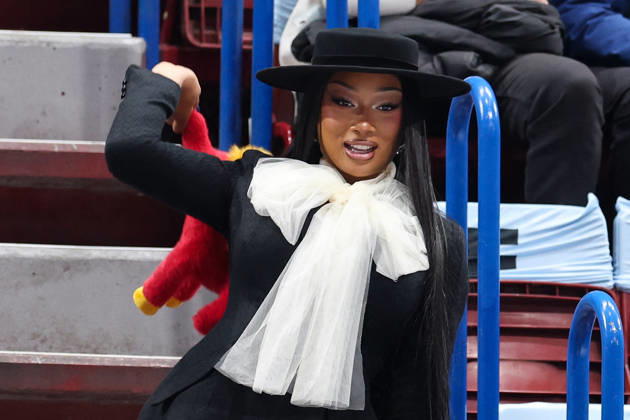 Winter Olympics - Megan Thee Stallion Throws Plushy Inside Ice Skating Arena Megan Thee Stallion is seen throwing a plushy inside the ice skating arena during the Women s Single Figure Skating Free Skating event on day thirteen of the Milano Cortina 2026 Winter Olympic games at Milano Ice Skating Arena on February 19, 2026 in Milan, Italy. Photo by Alexis Jumeau ABACAPRESS.COM Milan Italy  Copyright: xJumeauxAlexis ABACAx