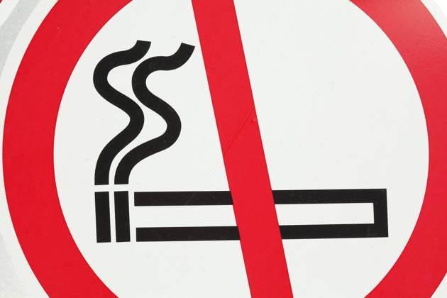 Schild Rauchen verboten Rotes Schild Rauchen verboten, Deutschland (License=RF) Copyright: xZoonar.com TorstenxKrügerx 24683511