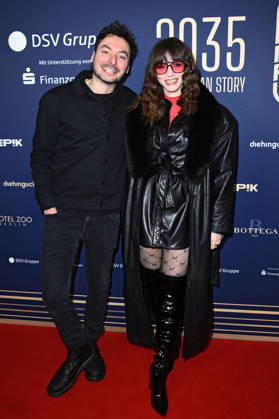 Sofia Portanet mit Gast beim 99Fire Films Award während der Berlinale 2026 in der Astor Film Lounge. Berlin, 19.02.2026
