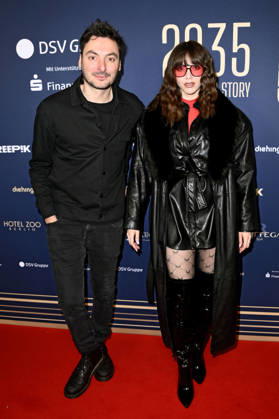 Sofia Portanet mit Gast beim 99Fire Films Award während der Berlinale 2026 in der Astor Film Lounge. Berlin, 19.02.2026