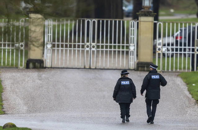 Police at the gates of Royal Lodge as Andrew Mountbatten Windsor is arrested at Sandringham. 19.02.2026. Police at the gates of Royal Lodge as Andrew Mountbatten Windsor is arrested at Sandringham.  Copyright: xDougxSeeburgx NINTCHDBPICT001060477856
