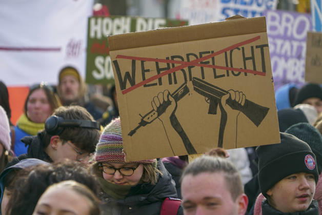 cntv Mehrere hundert Schueler Schuelerinnen verschiedener Altersstufen demonstrierten heute mit Plakten Banner Schilder mit verschiedener Aufschrift auf der Strasse gegen den Protest Wehrdienst in der Hamburger Innenstadz am 20.02.2026 Hamburg Germany