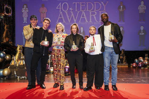 Gast, Kai Stänicke, Brydie O™Connor, Celine Sciamma, Ian de la Rosa und Gael Kamilindi bei der Verleihung des 40. Teddy Award 2026 auf der Berlinale 2026 76. Internationale Filmfestspiele Berlin in der Volksbühne. Berlin, 20.02.2026