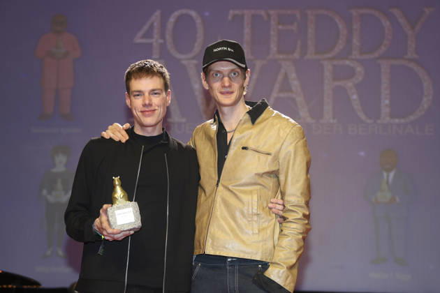 Kai Stänicke mit Begleitung bei der Verleihung des 40. Teddy Award 2026 auf der Berlinale 2026 76. Internationale Filmfestspiele Berlin in der Volksbühne. Berlin, 20.02.2026