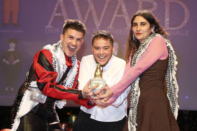 Ian de la Rosa mit Team bei der Verleihung des 40. Teddy Award 2026 auf der Berlinale 2026 76. Internationale Filmfestspiele Berlin in der Volksbühne. Berlin, 20.02.2026