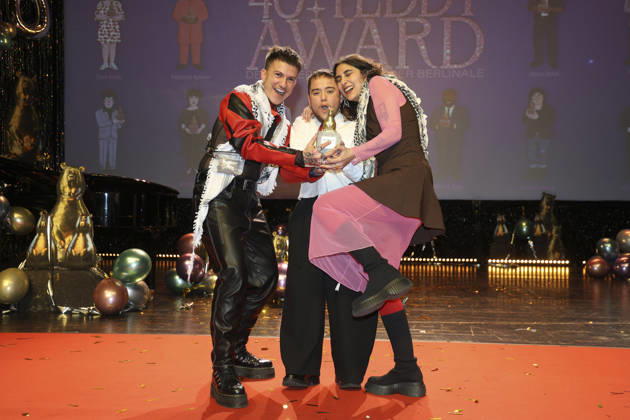 Ian de la Rosa mit Team bei der Verleihung des 40. Teddy Award 2026 auf der Berlinale 2026 76. Internationale Filmfestspiele Berlin in der Volksbühne. Berlin, 20.02.2026