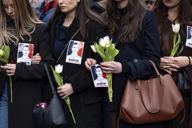 NEWS : Marche hommage a Quentin Deranque - Lyon 21 02 26 Les tulipes blanches des NÃ mÃ sis lors de la Marche en hommage Ã Quentin Deranque tuÃ lors d™un affrontement entre nationalistes et antifas, Ã Lyon le 21 02 26. Photo Sandrine Thesillat PsNewZ  Copyright: xSandrinexThesillatx