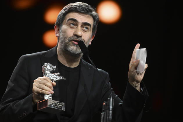 Turkish director Emin Alper wins Silver Bear Jury Prize at Berlin Film Festival BERLIN, GERMANY - FEBRUARY 21: Turkish director Emin Alper makes a speech after receiving the Silver Bear Jury Prize for his film Kurtulus (Salvation) during the 76th Berlin International Film Festival (Berlinale) in Berlin, Germany, on February 21, 2026. Halil Sagirkaya Anadolu Berlin Germany. Editorial use only. Please get in touch for any other usage.  Copyright: x2026xAnadoluxHalilxSagirkayax