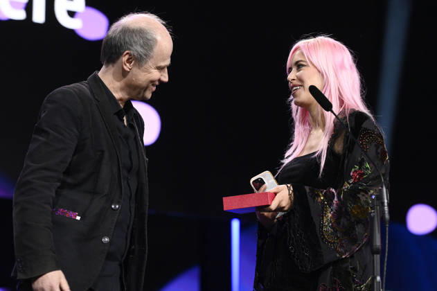 Fanny Texier mit dem Silbernen Bären Jury Preis Kurzfilm für A Woman™s Place Is Everywhere mit Stefan Grissemann bei der Closing Ceremony mit Preisverleihung auf der Berlinale 2026 76. Internationale Filmfestspiele Berlin im Berlinale Palast. Berlin, 21.02.2026