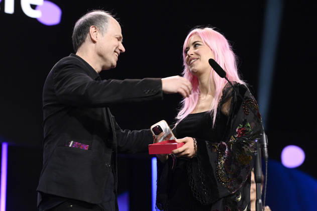 Fanny Texier mit dem Silbernen Bären Jury Preis Kurzfilm für A Woman™s Place Is Everywhere mit Stefan Grissemann bei der Closing Ceremony mit Preisverleihung auf der Berlinale 2026 76. Internationale Filmfestspiele Berlin im Berlinale Palast. Berlin, 21.02.2026