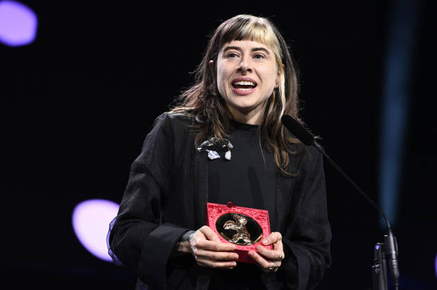 Pepa Lubojacki mit dem Berlinale Dokumentarfilm-Preis für If Pigeons Turned to Gold bei der Closing Ceremony mit Preisverleihung auf der Berlinale 2026 76. Internationale Filmfestspiele Berlin im Berlinale Palast. Berlin, 21.02.2026